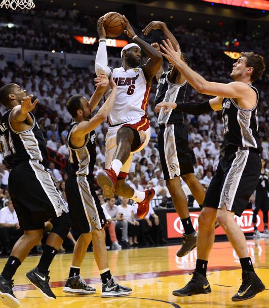 Finals 2013: LeBron circondato da giocatori degli Spurs. Epa